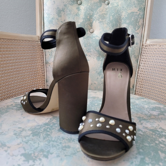New Olive Green Ankle Strap Pumps with Pearls/Crystals sz 7.5 - Picture 3 of 9